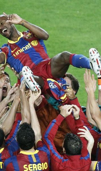 VIDEO Emotionant/ Dupa ce a invins tumoarea la ficat, Abidal a fost primit ca un campion de 95.000 de spectatori