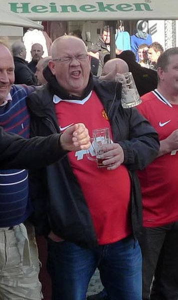 ​FOTOGALERIE Suporterii lui Manchester United pe Lipscani: "Ne place in Bucuresti, berea e ieftina"