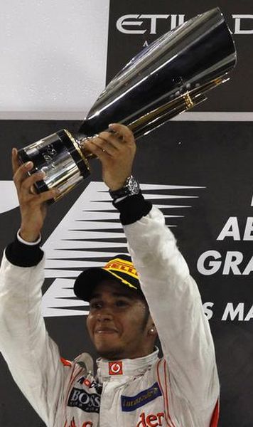 F1: Lewis Hamilton profita de abandonul lui Vettel si se impune la Abu Dhabi