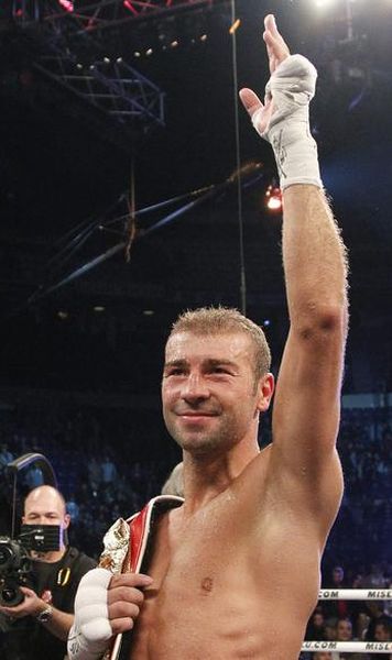 Lucian Bute, accidentat in victoria cu Johnson:  Sper sa nu fie fractura