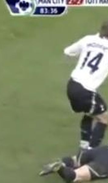 VIDEO Mario Balotelli, suspendat 4 meciuri dupa ce a calcat un adversar pe cap