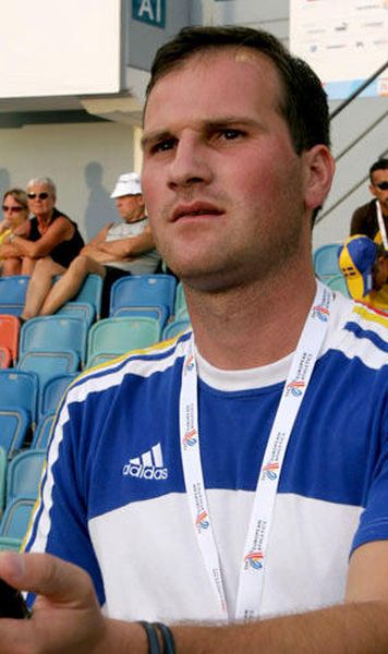 Antrenorul din umbra