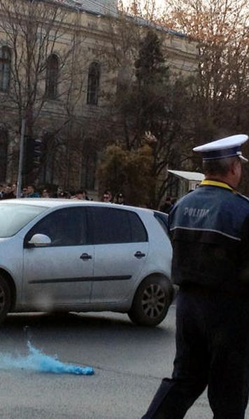 VIDEO  Incidente intre suporterii Universitatii Craiova si jandarmi in Piata Victoriei: 40 de persoane au fost retinute