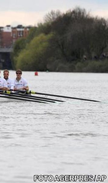 VIDEO Celebra cursa anuala de canotaj intre Oxford si Cambridge, suspendata la jumatatea distantei dupa aparitia unui inotator in Tamisa