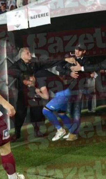 Gsp.ro: Incidente la "U" - CFR Cluj/ Portarul Beto a fost lovit de un fan al Universitatii