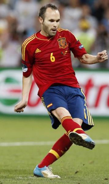 Iniesta, Messi si Ronaldo, finalisti in cursa pentru titlul de cel mai bun jucator UEFA