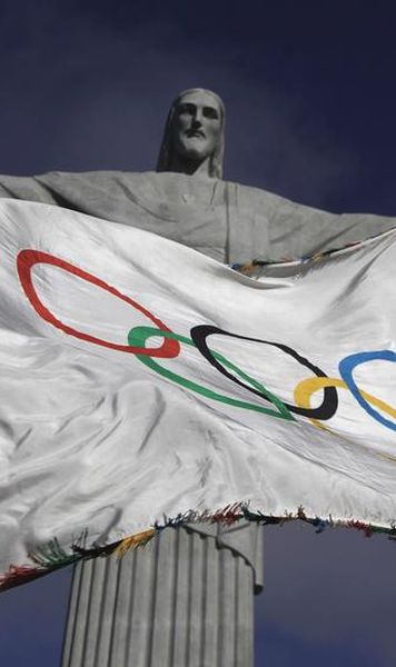 Drapelul olimpic a fost arborat pe Corcovado, langa statuia Isus Mantuitorul din Rio