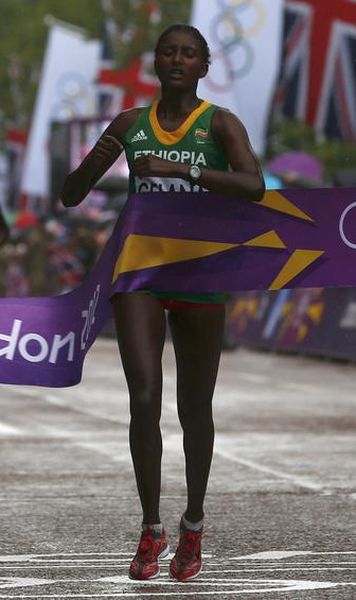 JO 2012 Tiki Gelana din Etiopia castiga maratonul olimpic, argintul ii revine lui Priscah Jeptoo din Kenya. Rusoaica Tatyana Petrova castiga bronzul