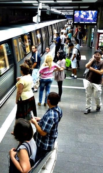 Metroul va avea program prelungit joi, pentru meciul Romania - Finlanda