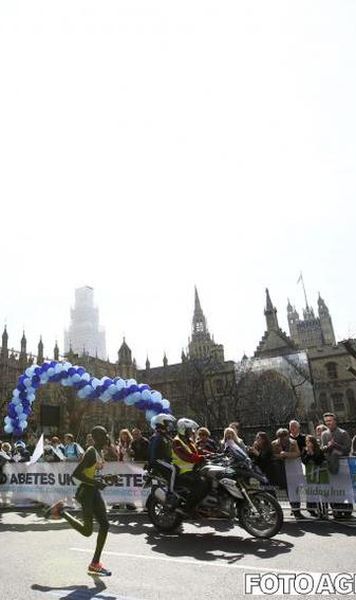 Maratonul de la Londra: Alergatorii au purtat banderole negre. Moment de reculegere in memoria victimelor de la Boston