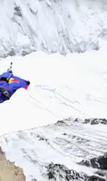 VIDEO  Saritura record pe muntele Everest, de la peste 7200 m, marcand 60 de ani de la prima escaladare