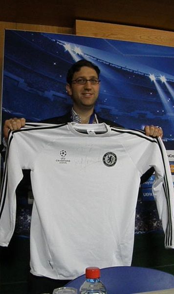 Povestea translatorului roman caruia Jose Mourinho i-a dat tricoul dupa conferinta de presa de marti: "Sunt plecat din tara din 1990, dar nu pot sa spun ca imi este dor de Romania"