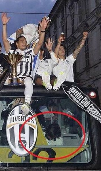 VIDEO Clipul zilei: Andrea Pirlo, asa cum nu va asteptati sa il vedeti - A sarbatorit prea mult titlul de campion