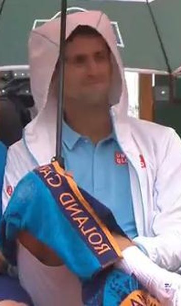 VIDEO Clipul zilei: Novak Djokovic, inca o data genial - Cum a petrecut sarbul in timp ce partida era intrerupta de ploaie