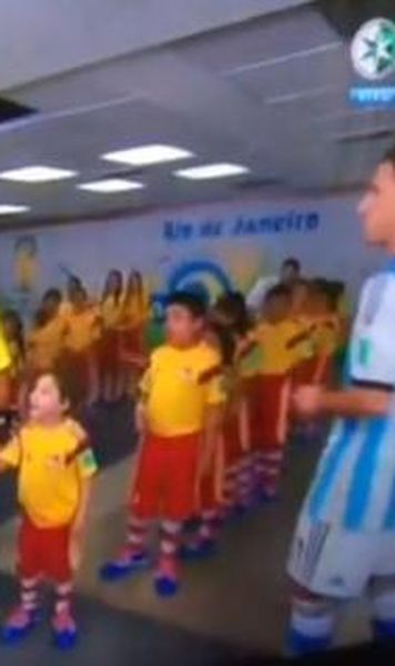 VIDEO Lionel Messi, criticat aspru dupa ce l-a ignorat pe un copil de mingi care a intins mana sa-l salute