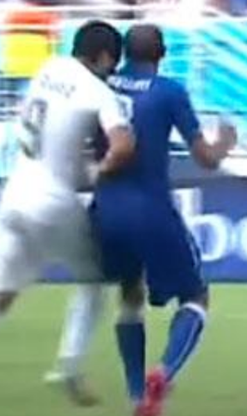 VIDEO Luis Suarez il musca pe Chiellini - Atacantul din Uruguay risca doi ani de suspendare