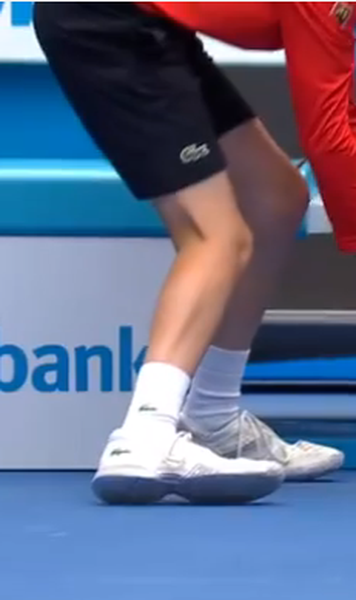 VIDEO Faza zilei la Australian Open: Cum reactioneaza Rafa Nadal dupa ce vantul ii darama una dintre sticlele de langa scaun