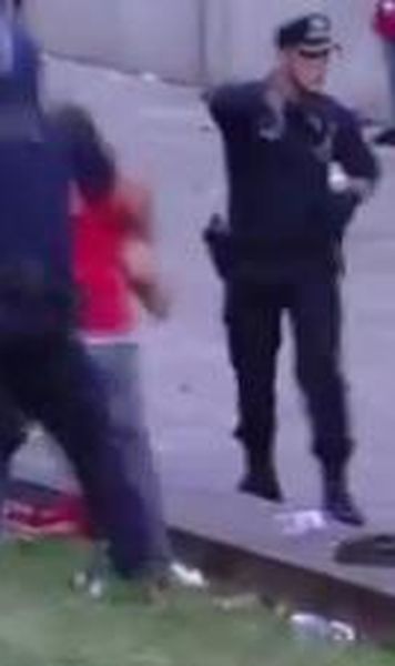 VIDEO Un suporter portughez al Benficai este batut de politie in fata copiilor si a tatalui sau