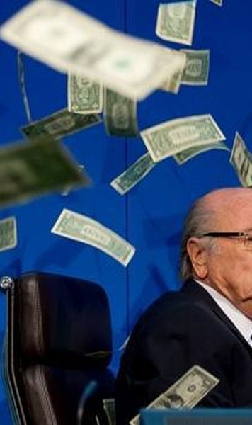 VIDEO Imaginile zilei: Sepp Blatter, "atacat" cu un teanc de bani de un comediant britanic in timpul unei conferinte de presa