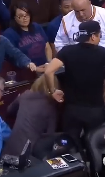 VIDEO Baschetbalistul LeBron James a lovit accidental o spectatoare. Femeia a ajuns la spital