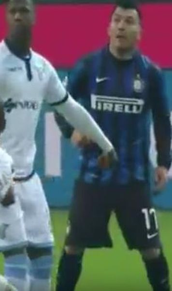 VIDEO Felipe Melo, suspendat trei meciuri dupa ce l-a lovit in fata, cu crampoanele, pe Lucas Biglia