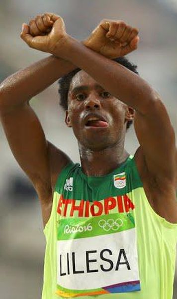 VIDEO Un atlet etiopian, medaliat cu argint la Rio, se teme sa se intoarca acasa dupa ce a protestat impotriva guvernului: "Daca nu voi fi ucis, probabil ma vor baga la inchisoare"