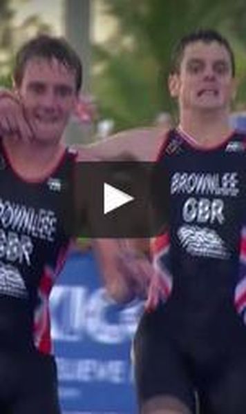 ​VIDEO Emotionant: I s-a facut rau inainte de sosire si a terminat cursa ajutat de fratele sau - A pierdut insa titlul mondial la triatlon