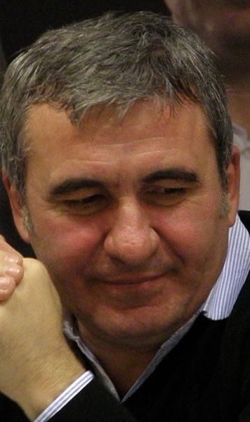 Liga I Viitorul a invins in deplasare Astra, scor 2-1 si se distanteaza in fruntea clasamentului. Oaspetii au ratat doua penaltiuri, gazdele unul