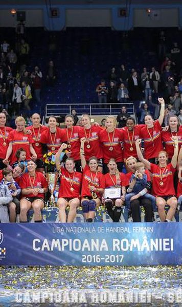 Handbal (f): CSM Bucuresti a primit trofeul de campioana nationala pentru sezonul 2016-2017