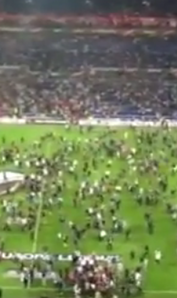 VIDEO Incidente la Lyon! Suporterii francezi s-au refugiat pe gazon ca sa scape de violentele suporterilor turci