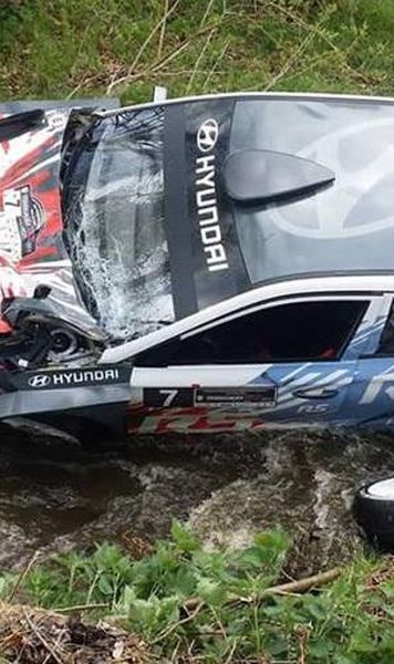 Pilotul si copilotul unei masini participante la Raliul Transilvaniei, la spital in urma unui grav accident