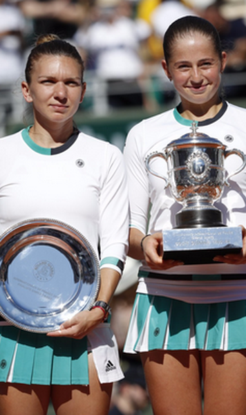 Simona Halep, invinsa in finala de la Roland Garros de Jelena Ostapenko (4-6, 6-4, 6-3)/ Vis frânt sub loviturile naprasnice ale adversarei