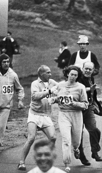 VIDEO Femeia care a facut istorie la Maratonul din Boston in 1967, Kathrine Switzer, va participa duminica, dupa 50 de ani, la startul maratonului din New York