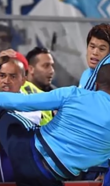 Patrice Evra, suspendat de Olympique Marseille dupa ce a lovit un fan inaintea meciului cu Vitoria Guimaraes