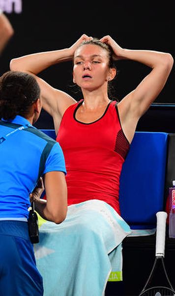 VIDEO Blestemul finalelor: Simona Halep, invinsa dramatic in ultimul act de la Australian Open de Caroline Wozniacki 6-7(2), 6-3, 4-6