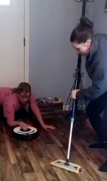 VIDEO Imaginile zilei: Cum arata un "meci" de curling in sufragerie