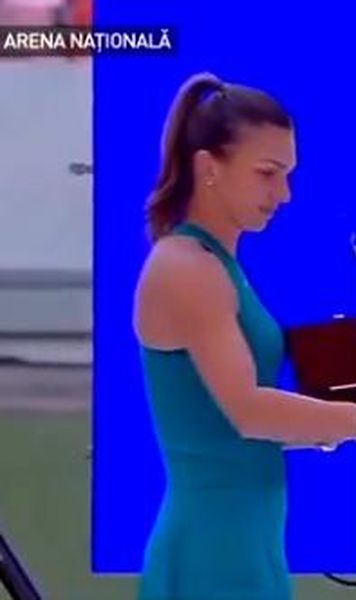 VIDEO Gabriela Firea, huiduită copios de zecile de mii de români veniți pe Arena Națională să o felicite pe Simona Halep. Sportiva a prezentat trofeul Roland Garros 