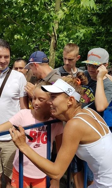 ​FOTO Mihaela Buzărnescu, urcarea continuă din clasamentul WTA, calificarea în turul doi de la București și "lupta" pentru un autograf