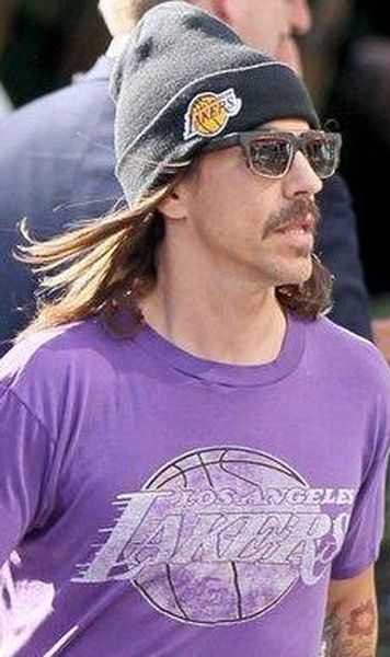 Anthony Kiedis, solistul trupei americane Red Hot Chili Peppers, a fost dat afară de la meciul echipei LA Lakers