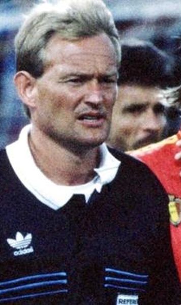 Peter Mikkelsen, fost arbitru de fotbal, a murit la 59 de ani - Este cel care nu a validat golul lui Dorinel Munteanu de la Euro 1996