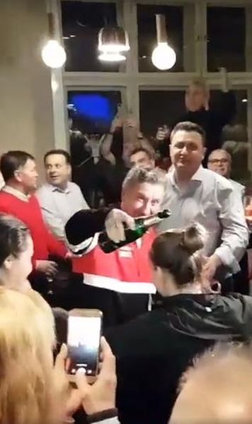 VIDEO  Bucuria fetelor și botezul cu șampanie! Imagini inedite de la petrecerea de la hotel a echipei României de FedCup