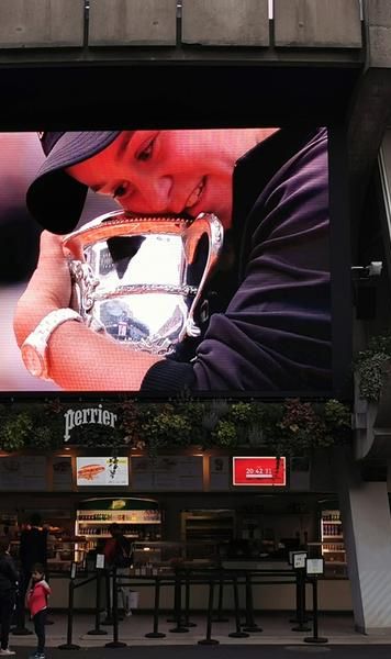 ​Imaginea zilei: Ashleigh Barty și trofeul de la Roland Garros