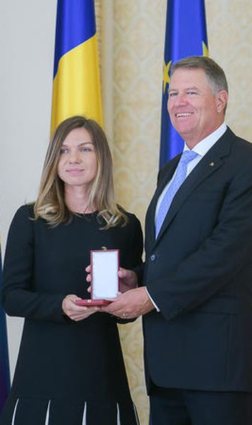 Președintele Klaus Iohannis a decorat-o pe Simona Halep: "Ați scris o pagină de istorie în doar 55 de minute. A fost o lecție de ambiție"