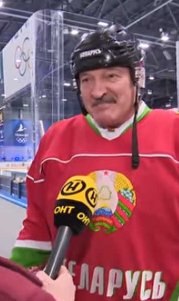 VIDEO Preşedintele Belarusului a jucat un meci de hochei pe gheaţă - "Aici nu sunt virusuri"