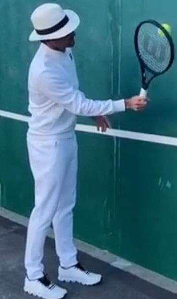 VIDEO Imbrăcat în alb precum la Wimbledon, Roger Federer ne arată un exercițiu numai bun în izolare