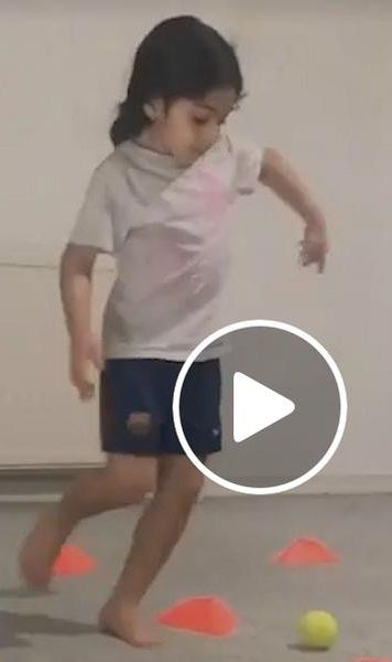 VIDEO Copilul care îi calcă pe urme idolului Messi - Control fantastic al balonului