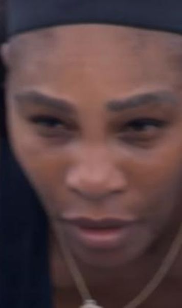 ​VIDEO Serena Williams, victorie în trei seturi cu sora Venus