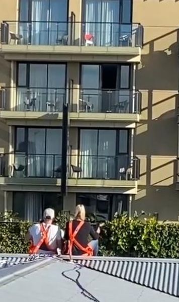 VIDEO Doi jurnaliști s-au urcat pe acoperiș pentru a dialoga cu Simona Halep, aflată într-o carantină strictă la Adelaide
