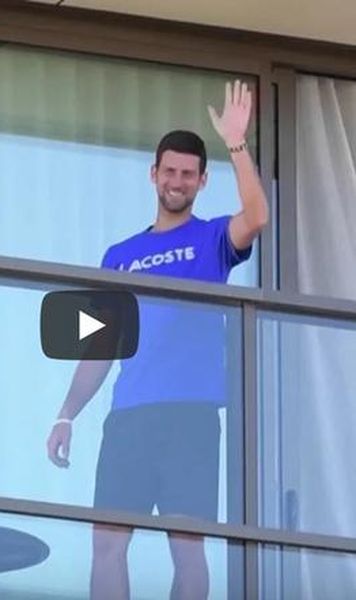 VIDEO Imaginile zilei: Cum își petrece Novak Djokovic carantina de la Adelaide - Unicii fani sârbi și dansul liderului mondial