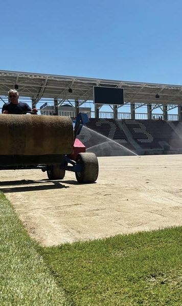 FOTO În linie dreaptă - La Stadionul Rapid se montează gazonul